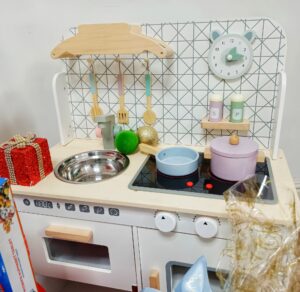 festive-gift-guide-for-kids-play-kitchen